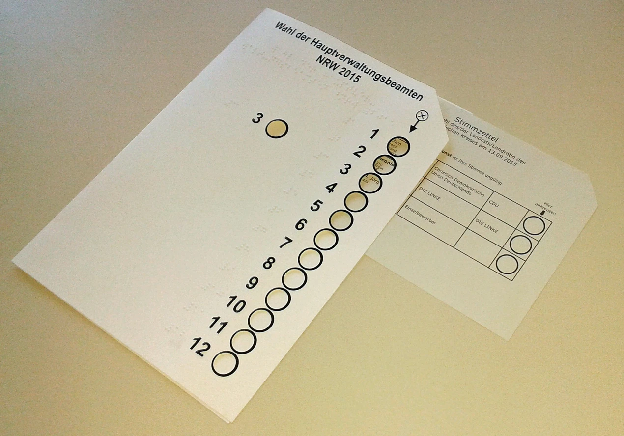 Dem Stimmzettel zur Landratswahl fehlt die rechte obere Ecke. Daran können sich Sehbehinderte orientieren. (Foto:OBK)
