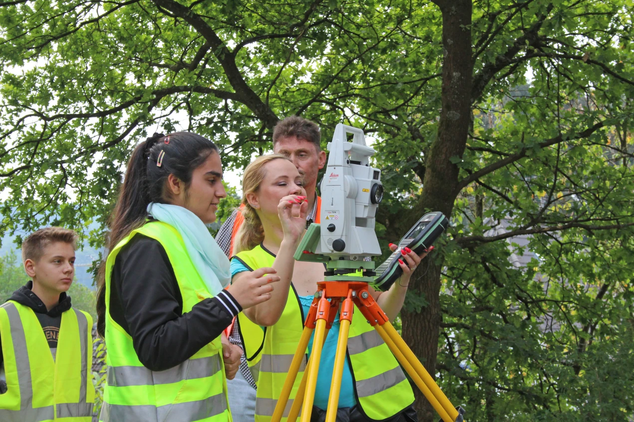 Jugendliche können beim Oberbergischen Kreis unter anderem das Berufsbild des Vermessungstechnikers kennenlernen. (Foto: OBK) 