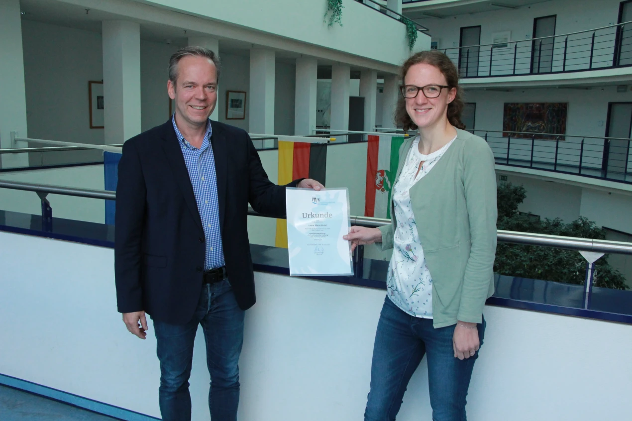 Kreisdirektor Klaus Grootens bei der Ernennung von Laura Bröhl zur Ausbildungsleiterin in der Kreisverwaltung des Oberbergischen Kreises. (Foto: OBK)