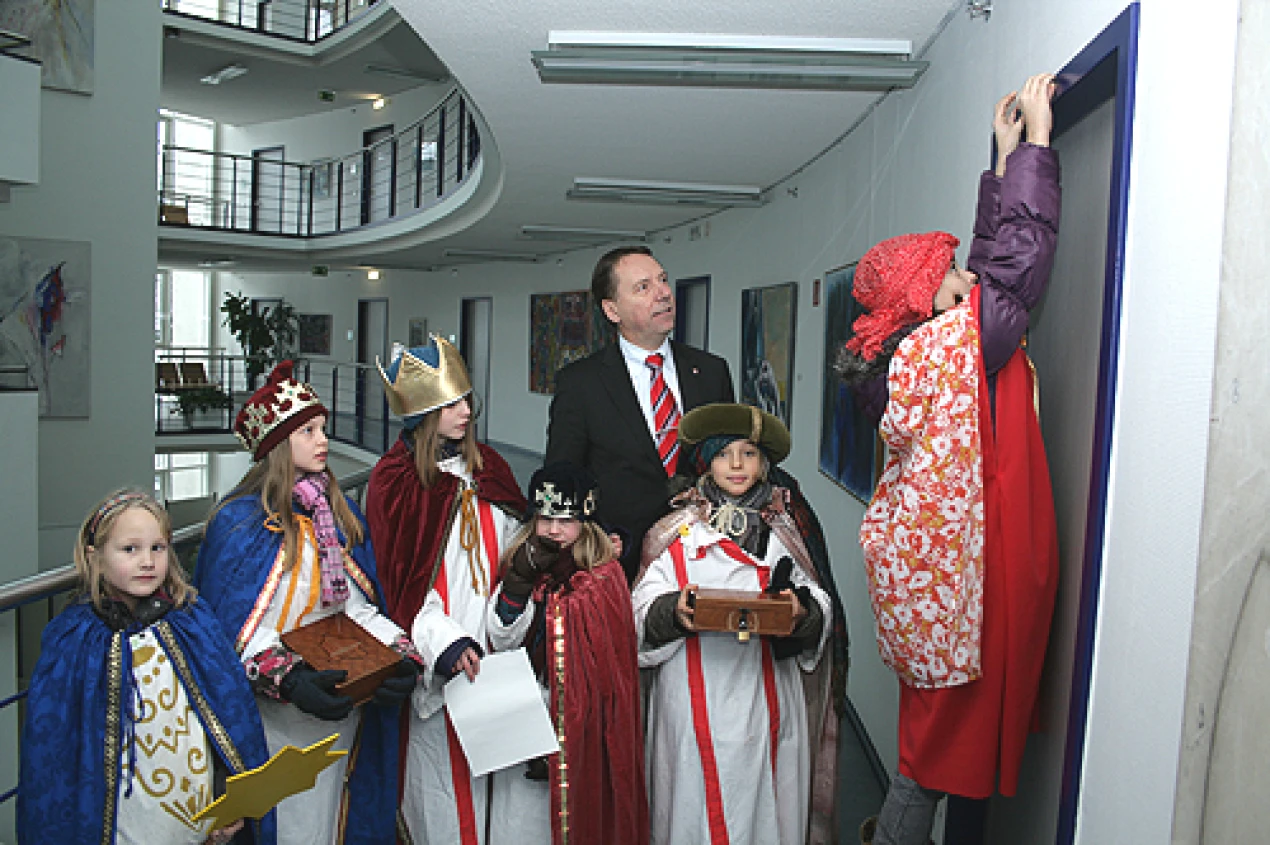 Kora Krech bringt den Segensspruch an der Tür des Landratsbüros an (Foto: OBK) 