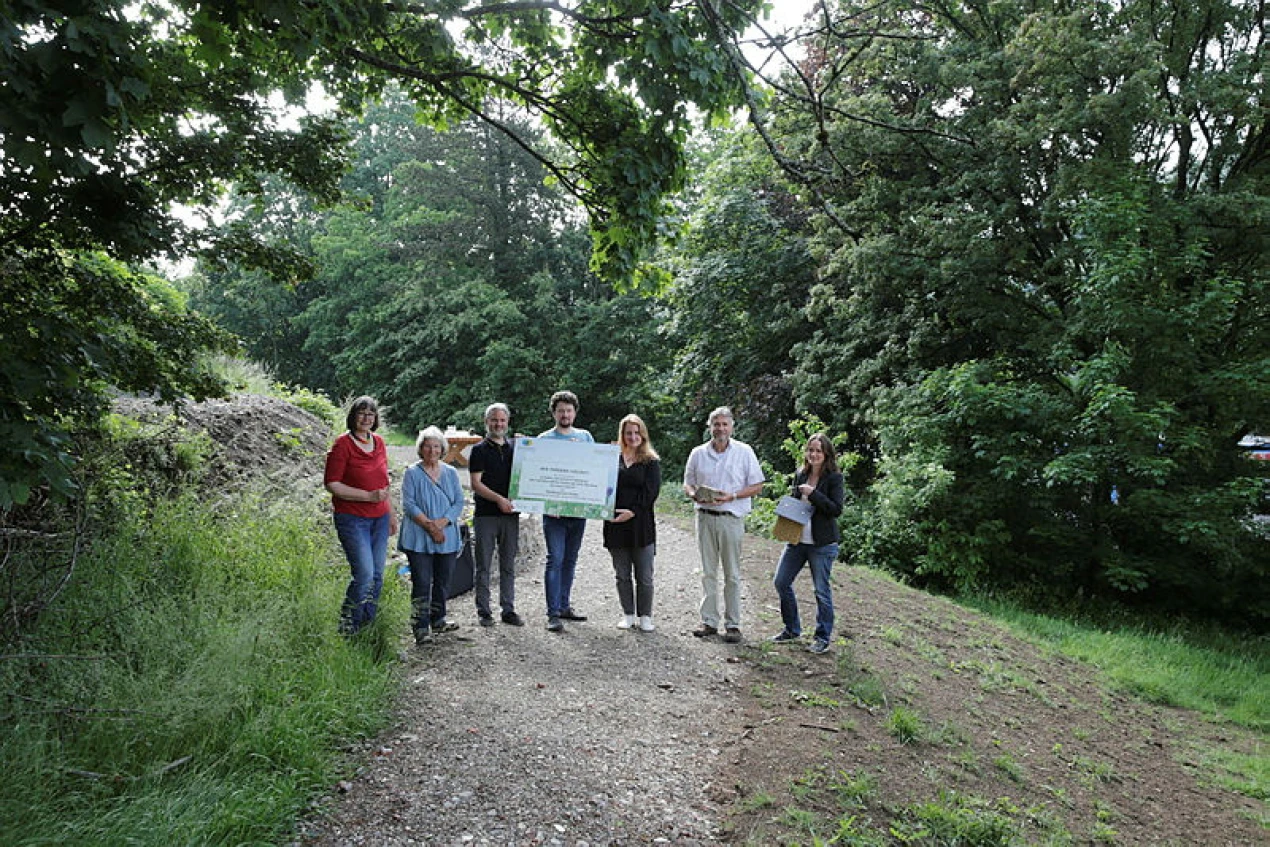 René Schultens, Projektleiter Christoph Weitkemper und Julia Andreas präsentieren das Förderschild. (Foto: OBK)