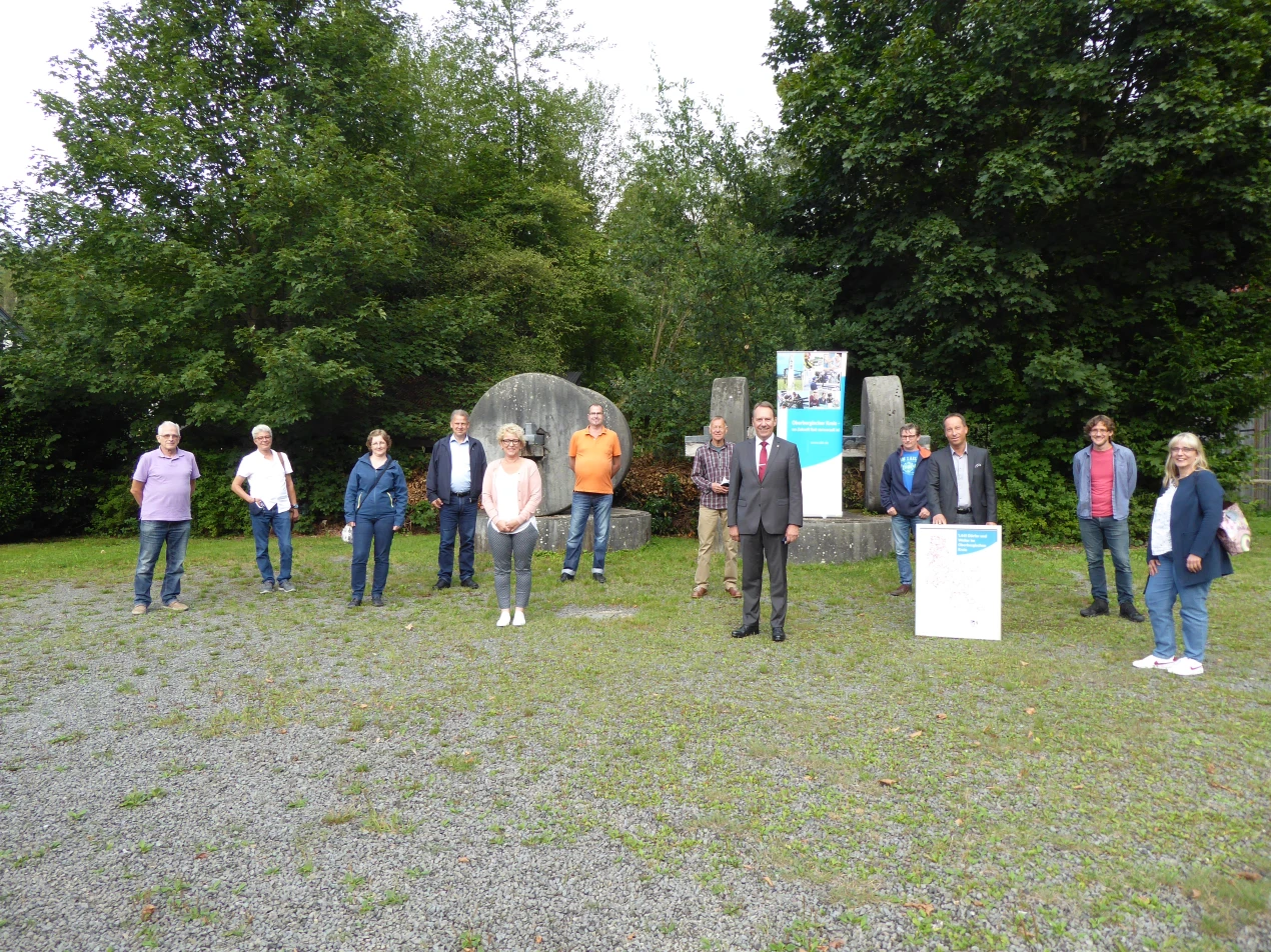Landrat Jochen Hagt und Planungsdezernent Frank Herhaus führten Dorfgespräche mit "Oberberg-Mitte": Vertreter*innen aus Oberagger, Mittelagger, Lieberhausen, Bellinghausen und Marienhagen. (Foto: OBK)