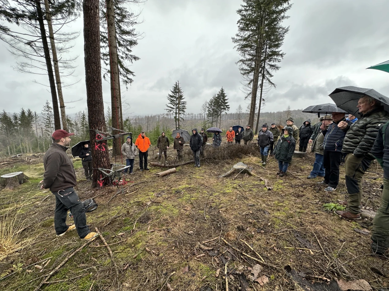 Vor der Kulisse enormer Schadflächen erläuterte Revierförster Steffen Brenner das jagdliche Konzept und beantwortete geduldig die Fragen der Teilnehmenden. (Foto: OBK)