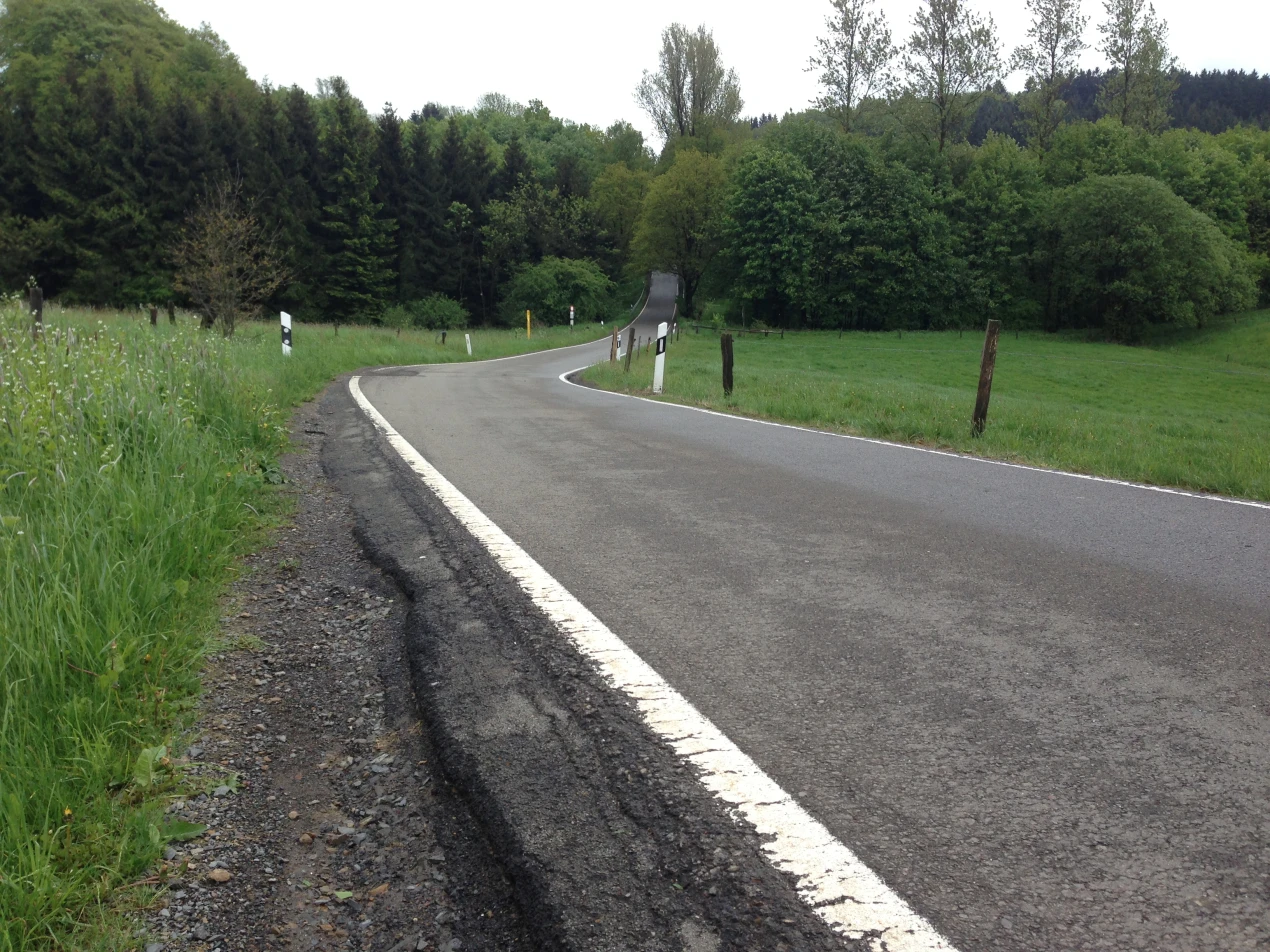 Die Bankette sind ebenfalls stark beschädigt. (Foto: OBK) 
