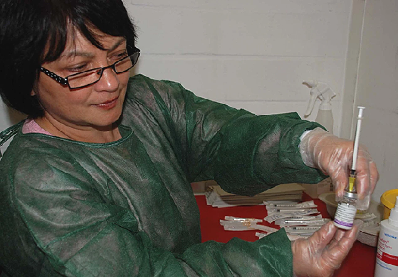 Christina Machnik, Medizinisch Technische Assistentin am Gesundheitsamt, zieht den Impfstoff auf.  (Foto: OBK)