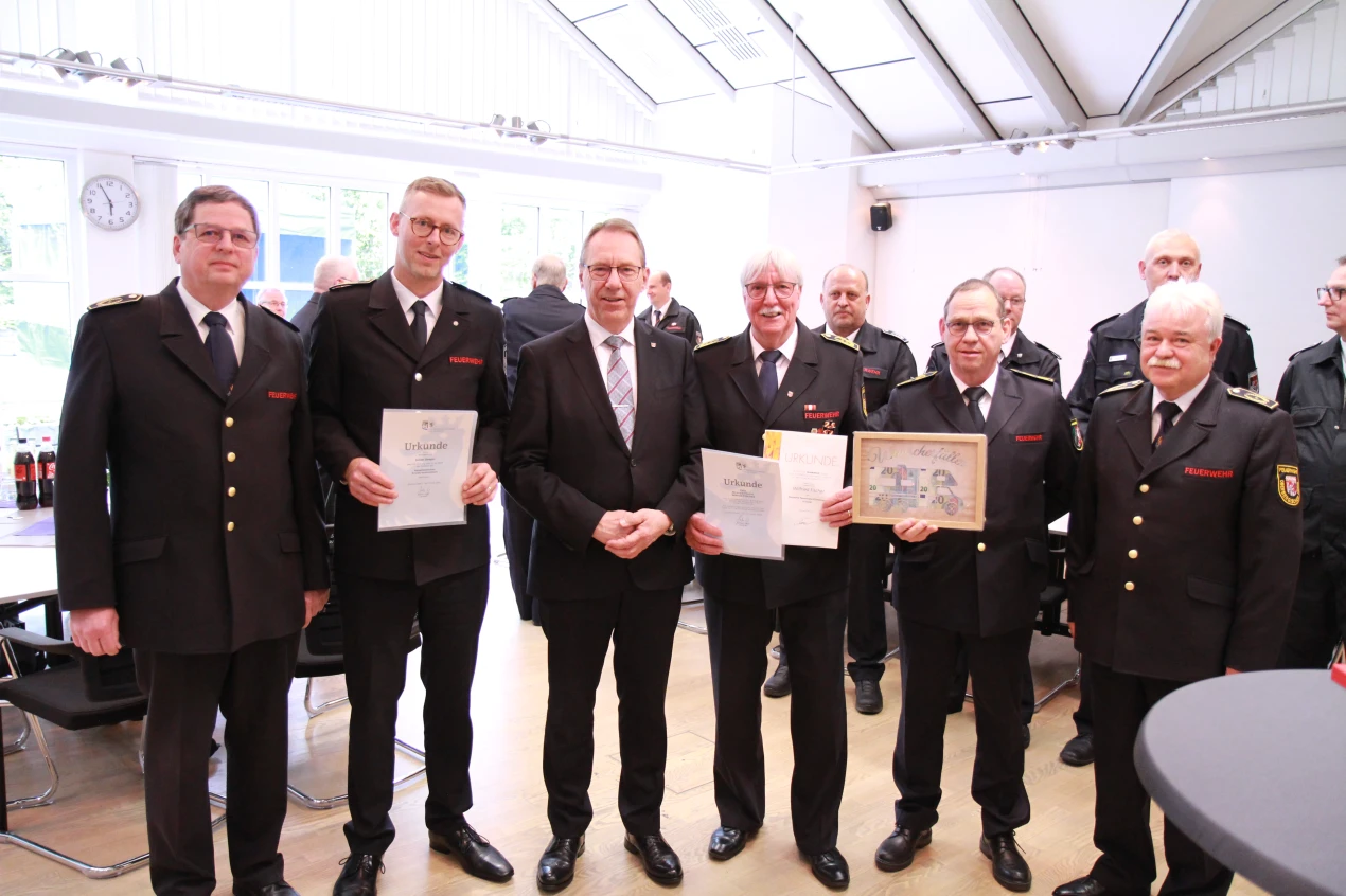 Nach der Staffelstabübergabe: Mathias Schneider (stellv. Kreisbrandmeister), Julian Seeger, Landrat Jochen Hagt, Wilfried Fischer, Karlheinz Eismar Bezirksbrandmeister und Frank Hartkopf (stellv. Kreisbrandmeister). (Foto: OBK)