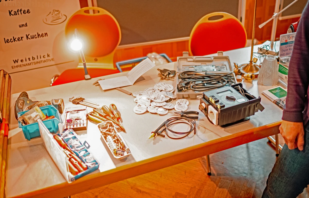 Die Repaircafés der Ehrenamtsinitiative Weitblick geben Bürgerinnen und Bürgern die Möglichkeit, im Rahmen von ehrenamtlicher Hilfe zumeist Kleingeräte zu reparieren, die ansonsten weggeworfen würden. Neben der Müllvermeidung geht es um das Beisammensein und die Möglichkeit zur Kontaktpflege. (Foto: OBK)