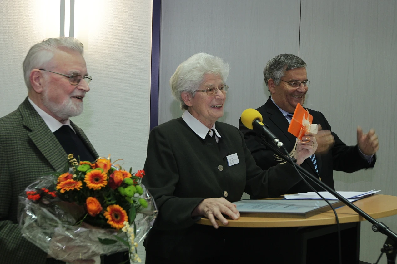 Preisträger "Lichtbrücke": Mathilde von Lüninck Knipp und Friedel Knipp mit Landrat Hagen Jobi (Foto:OBK)