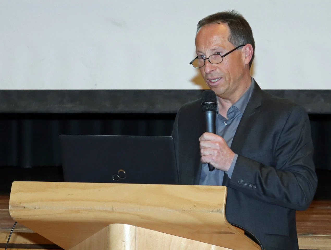 Planungsdezernent Frank Herhaus will bei den Mobilitätsstrategien die Nachbarkreise einbinden, und alle Verkehrsträger und Verkehrsarten - Bus, Bahn, Fahrrad und Fußgänger berücksichtigen. (Foto: OBK)   