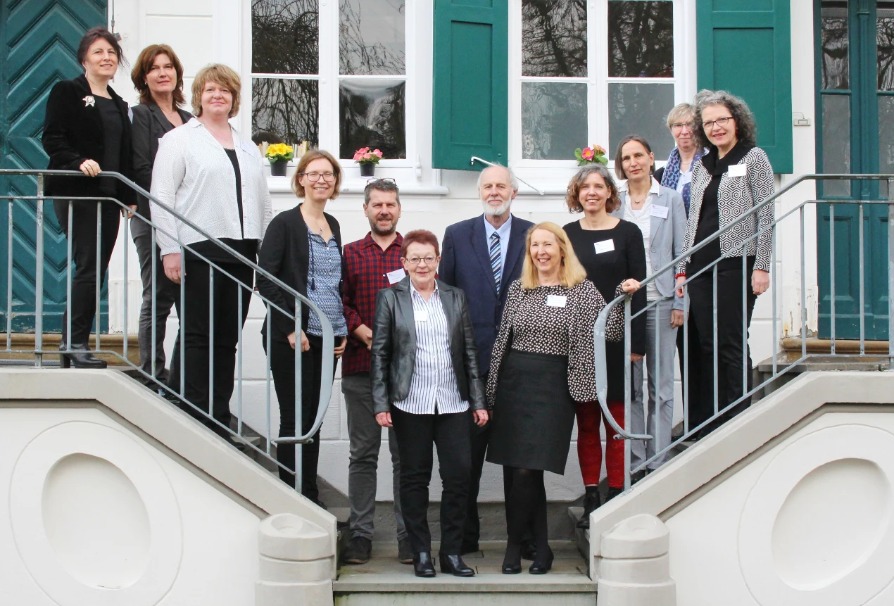 Das Team der Psychologische Beratungsstelle des Oberbergischen Kreises vor der Einrichtung, die seit 50 Jahren im Gebäude "Im Baumhof 5" zu finden ist. (Foto: OBK)
