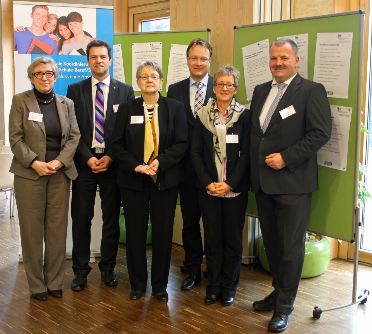 Zusammenarbeit für Berufswahlorientierung mit System (v.l.n.r.): Ulla Barth, Schulamtsdirektorin; Jens Eichner, Leiter der Kreis- und Regionalentwicklung des Oberbergischen Kreises; Anna Artmann, Geschäftsführung operativ der Agentur für Arbeit Bergisch Gladbach; Marcus Otto, Vorsitzender der Ausbildungsinitiative Oberberg (AiO), Hauptgeschäftsführer der Kreishandwerkerschaft Bergisches Land; Claudia Fuchs, Leiterin der Kommunalen Koordinierungsstelle Übergang Schule- Beruf/ Studium des Oberbergischen Kreises; Michael Sallmann, Geschäftsführer der IHK Köln, Leiter der Geschäftsstelle Oberberg. (Foto:OBK)