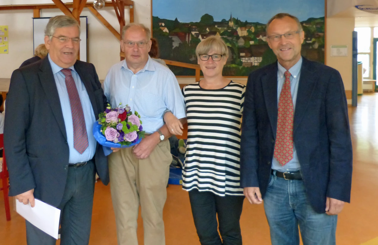 Zur Feier des 40-jähriges Dienstjubiläums von Hans-Peter Jonas gratulieren Landrat Hagen Jobi,  Frau Konrektorin Dorothea Marquart und Schulleiter Joachim Schöpe (Foto: Helen-Keller-Schule)