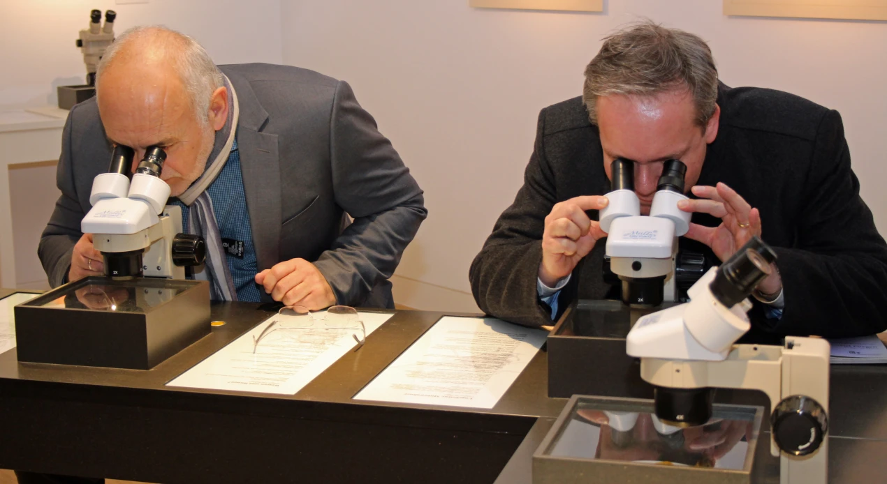 Werner Krüger, Vorstandsmitglied des Fördervereins Schloss Homburg e.V. und Klaus Grootens, Kulturdezernent des oberbergischen Kreises haben das Besucher-Labor bereits getestet. (Foto: OBK)
