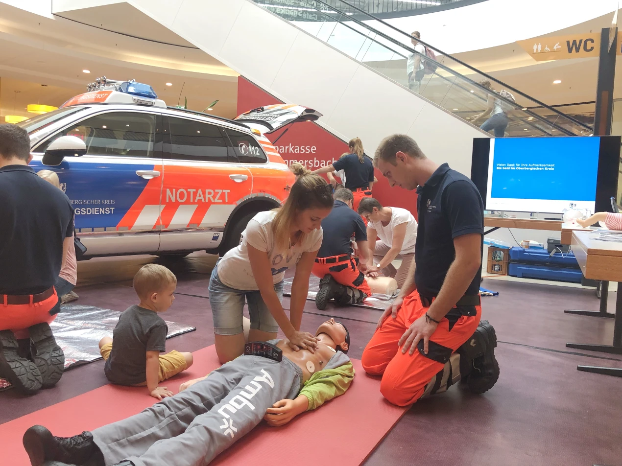 Im Forum Gummersbach erklärten die Azubis den Passantinnen und Passanten, wie eine Herzdruckmassage funktioniert. (Foto: OBK)
