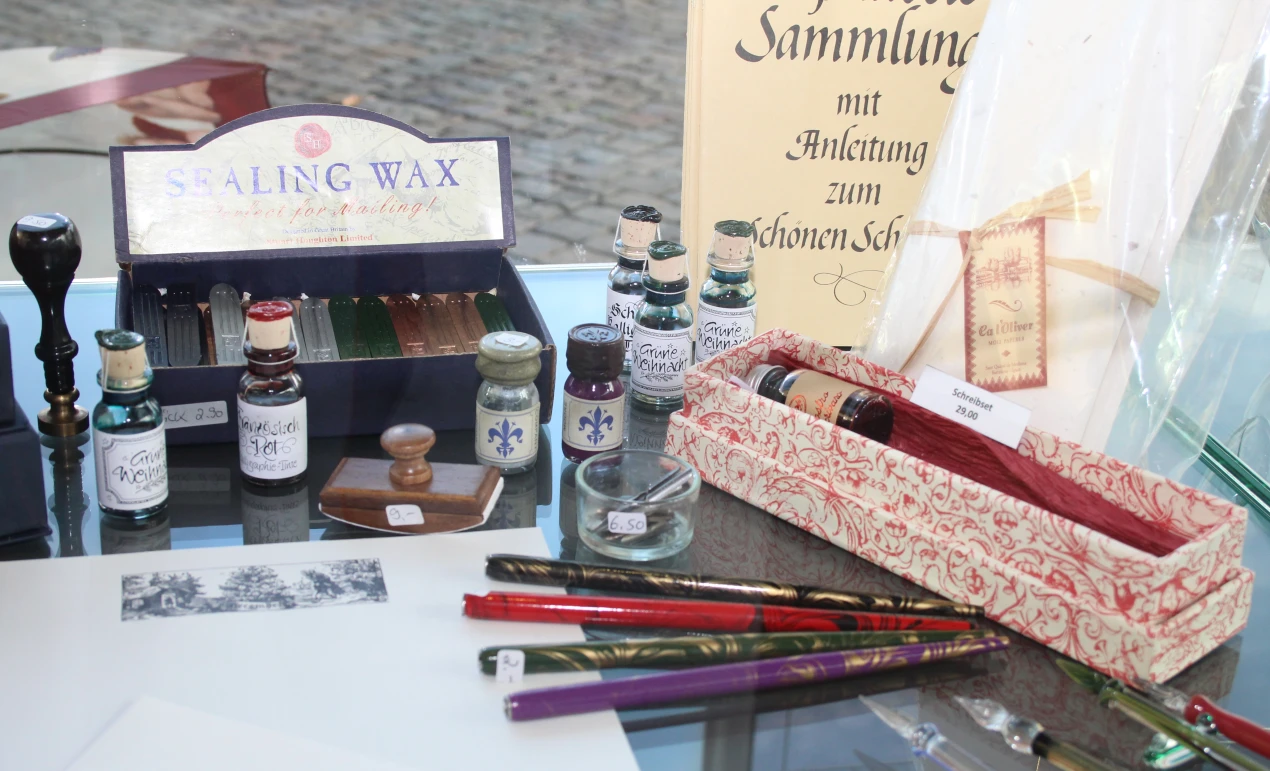 Wertvoll anmutendes Schreibzeug, Tinte und Siegelwachs geben der Weihnachtspost eine historische Note. (Foto: OBK)