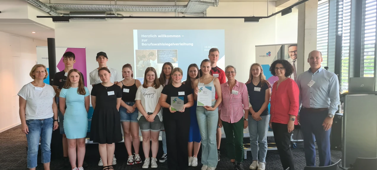 Schulleiterin Anita Kallikat (2.v.r.) nahm für die Sekundarschule Wiehl TOB, gemeinsam mit den Studien- und Berufswahlkoordinatorinnen Sabine Eucken (4. v.r.), Iris Krebs (l.), dem Schulpflegschaftsvorsitzenden Michael Marquart (r.) und den anwesenden Schülerinnen und Schülern das Siegel entgegen. (Foto: OBK)
